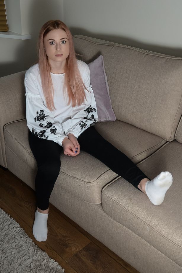 Khi ngồi ghế sofa, Paige luôn phải có gối tựa, chân luôn phải để ở tư thế nhất định để không bị đau. (Ảnh: Internet)