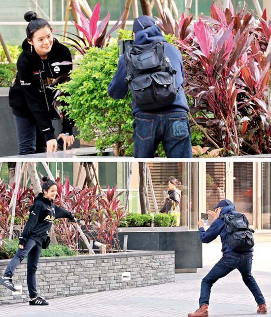 Sau khi ăn bữa trưa, Quốc Lân cùng con ra phố. Tài tử gạo cội TVB chụp ảnh cho con gái.