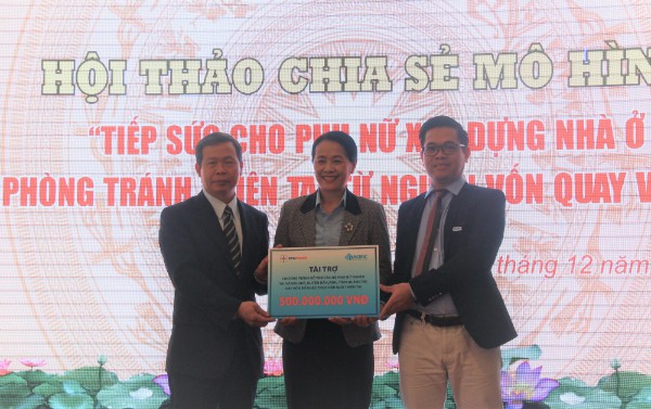 Ông Nguyễn Quốc Long - Chủ tịch Công đoàn Công ty Cổ phần Tư vấn Xây dựng Điện 2  và ông Vũ Tam Bách đại diện cho Tập đoàn Thái Bình Dương trao bảng tài trợ cho Quỹ Miền Trung