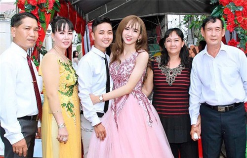 H&ocirc;n lễ c&oacute; ch&uacute; rể nữ, c&ocirc; d&acirc;u l&agrave; nam: Sau 1 th&aacute;ng 2 ng&agrave;y y&ecirc;u nhau cặp đ&ocirc;i đ&atilde; đ&ograve;i cưới! - Ảnh 5.