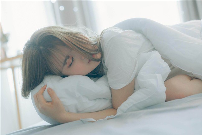 Nếu chưa có thời gian giặt giũ thì ít ra bạn cũng nên mang chăn đệm ra phơi nắng để giúp tiêu diệt đáng kể vi khuẩn gây mụn lưng.