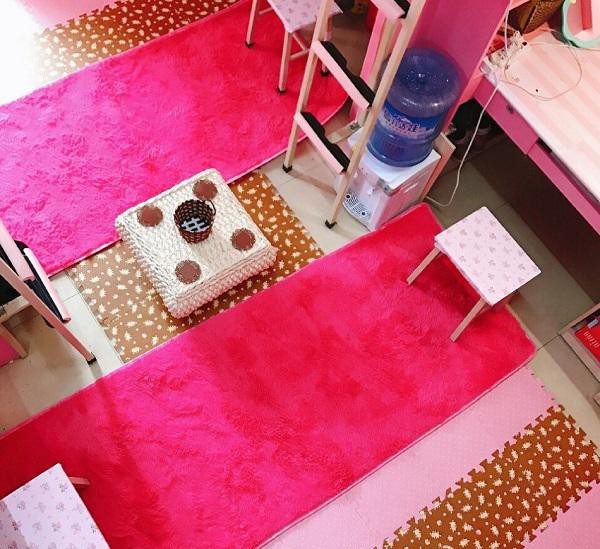 Những tấm thảm lông hồng sang chảnh như phòng công chúa.