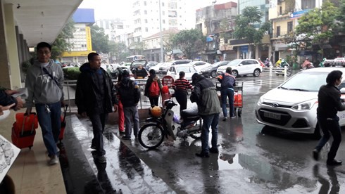 
Dù trời mưa rét nhưng người dân vẫn đổ về ga Hà Nội để về quê, đi du lịch sáng sớm nay rất đông.
