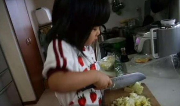 Khi Hana được 4 tuổi, đủ khả năng cầm dao, chị Chie bắt đầu dạy con gái nấu nướng. (Ảnh: NTD)