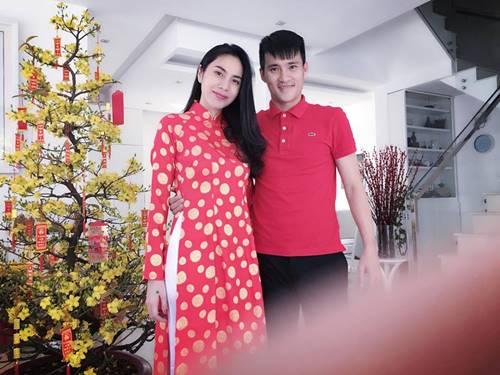 Công Vinh - Thủy Tiên được đánh giá là cặp đôi hạnh phúc nhất làng giải trí Việt và được nhiều người hâm mộ.