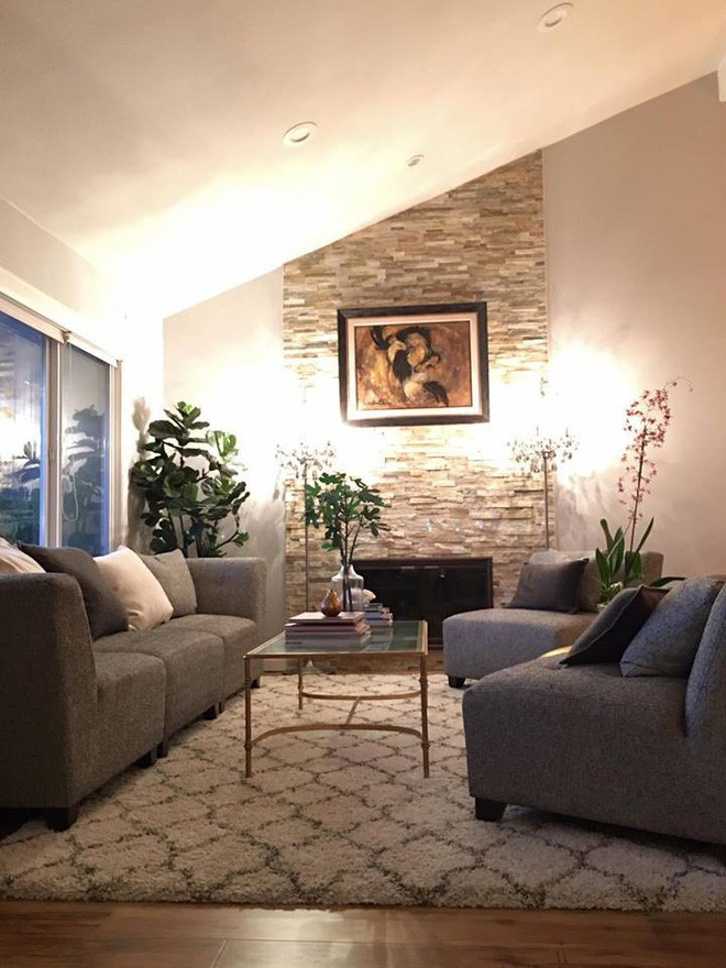 Phòng khách nhỏ nhưng ấm cúng với thiết kế hiện đại.