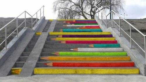 Những bậc thang ở Ba Lan trở nên khác biệt hoàn toàn khi xuất hiện bộ sưu tập bút chì đầy màu sắc.