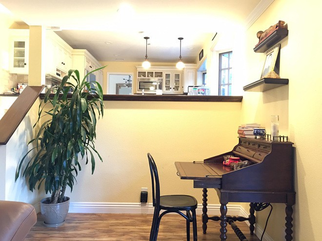 Phòng bếp sử dụng tone màu trắng chủ đạo kết hợp với ánh đèn màu vàng ấm.