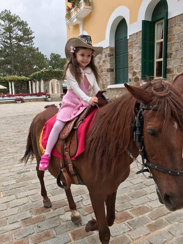 Là con gái nhưng Tép được mẹ cho học cưỡi ngựa để mạnh mẽ hơn.