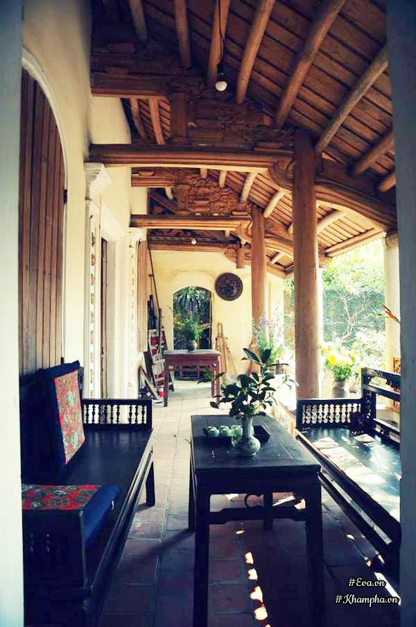 Ngôi nhà được làm chủ yếu bằng khung gỗ xoan. Theo họa sĩ Bùi Hoài Mai, gỗ xoan chắc và bền hơn gỗ lim.