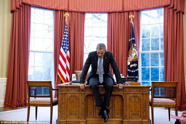 
Tổng thống Obama ngồi trên bàn làm việc suy nghĩ trước cuộc gọi tới các nhà lãnh đạo châu Âu hôm 23/2/2016.
