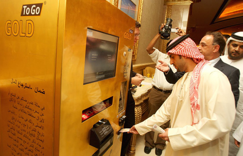 
Máy ATM “nhả” vàng tại Dubai.
