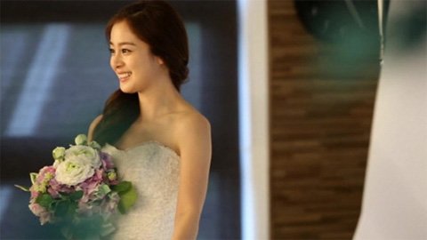 
Hình ảnh Kim Tae Hee mặc váy cưới trong các quảng cáo được đặc biệt chú ý.
