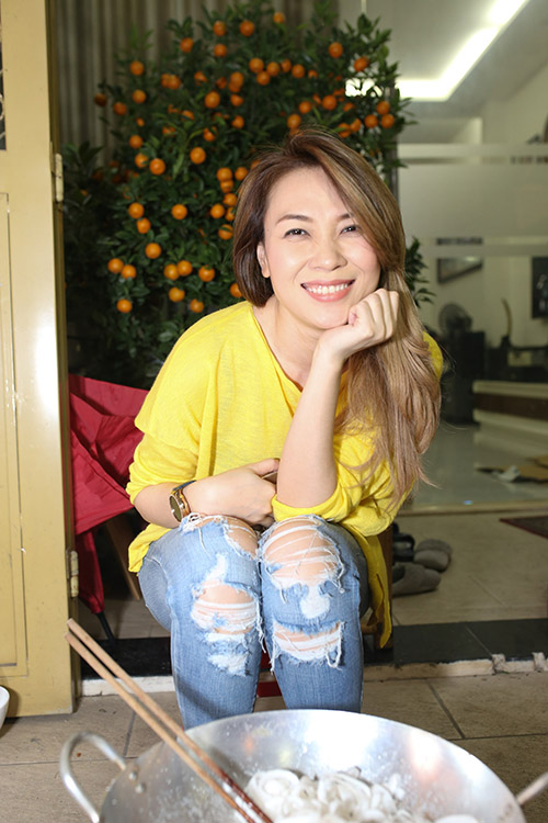 Thỉnh thoảng, cô làm duyên trước ống kính.
