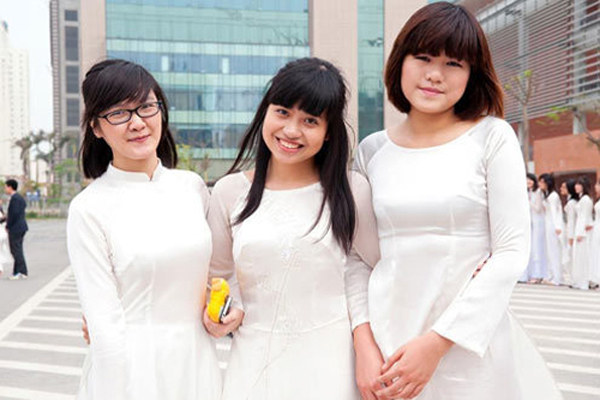 Hoàng Quyên (giữa) từng được 6 ĐH danh tiếng Mỹ nhận học với suất học bổng toàn phần.