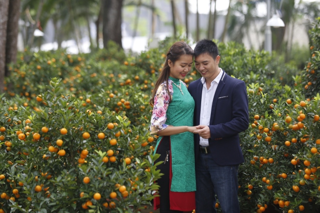  Một v&iacute; dụ cho việc chụp ảnh cặp đ&ocirc;i dịp xu&acirc;n. Ảnh: Đ&igrave;nh Chiến. 
