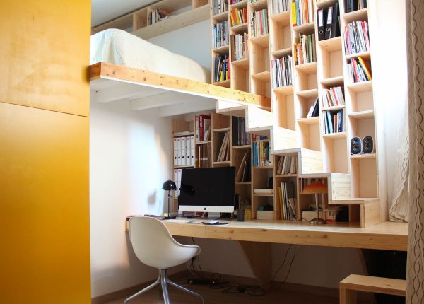 6. Một cách kết hợp không gian vô cùng sáng tạo - phòng ngủ, kệ sách, bàn làm việc và cầu thang. Những quyển sách được lưu trữ trong các ô nhỏ vô cùng đáng yêu.