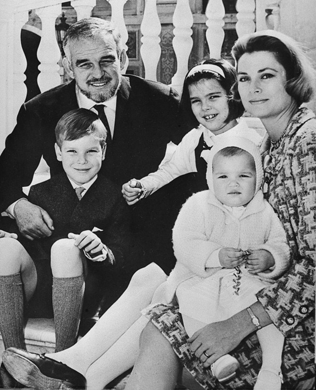 
Gia đình 5 người của Đệ nhất phu nhân Grace Kelly với những gương mặt đẹp tựa thiên thần.
