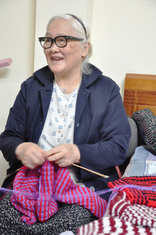 Ở tuổi 85, cụ Lan có một niềm vui đó là được đan áo cho trẻ em nghèo Ảnh Thúy Hằng