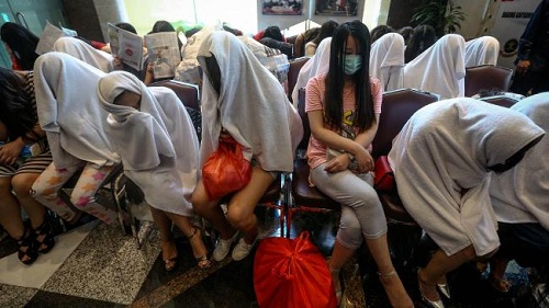 
Hàng chục phụ nữ Trung Quốc bị bắt ở Jakarta hồi tháng 1/2016 vì tình nghi hoạt động mại dâm. Ảnh: Courier Mail

