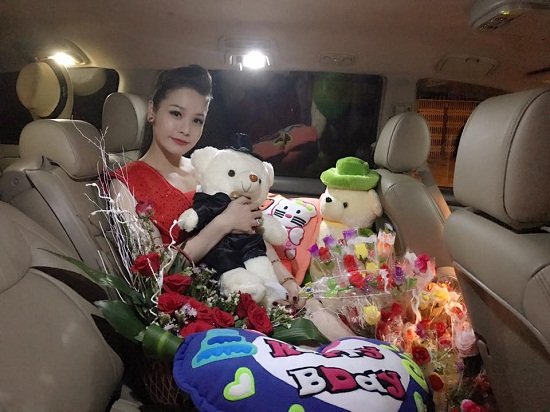 
Ca sĩ Nhật Kim Anh thích thú khoe quà người hâm mộ tặng, nữ ca sĩ viết: “Valentines Day bên khán giả thương yêu! Cảm ơn những bó hoa của các fan đã luôn yêu thương và dành những tình yêu nồng nàn ngọt ngào nhất cho Nhật Kim Anh nè”.
