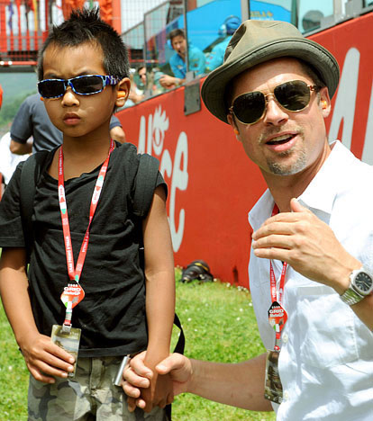 
Brad đưa Maddox tới Mugello, Itay xem đua xe vào tháng 6/2008. Từ nhỏ cậu bé Campuchia đã rất yêu thích thể thao, cùng niềm đam mê với bố.
