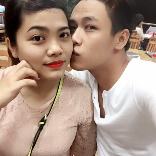 
“Hot boy trà sữa” rất quan tâm và cưng chiều bạn gái.
