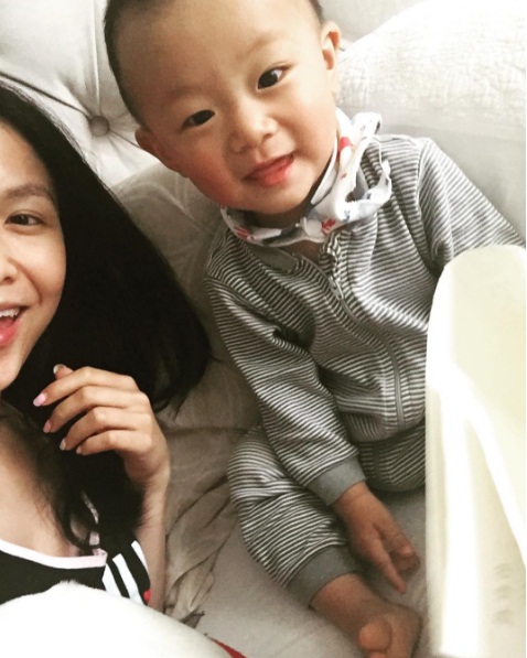 
Chelsea Jiang chụp ảnh cùng con trai.
