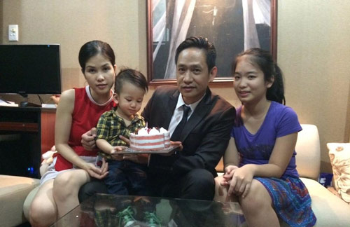 
Gia đình Duy Mạnh hạnh phúc gắn bó bên nhau trong những tiệc sinh nhật thành viên.
