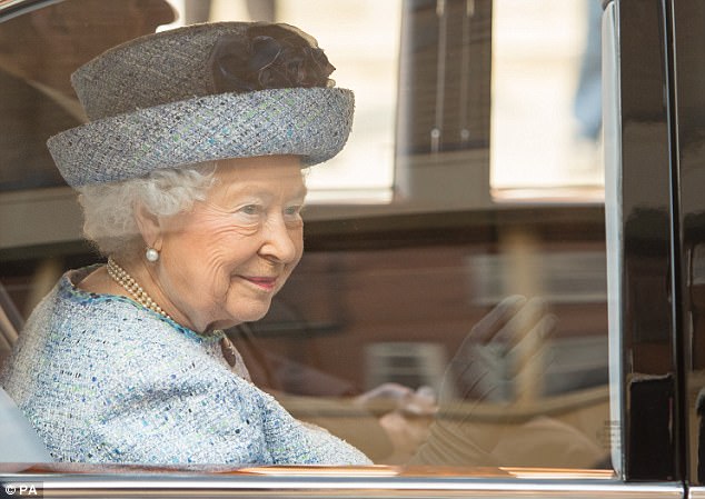 
Người đứng đầu Vương quốc Anh nhìn bề ngoài vẫn rất trẻ so với cái tuổi 91 của bà.
