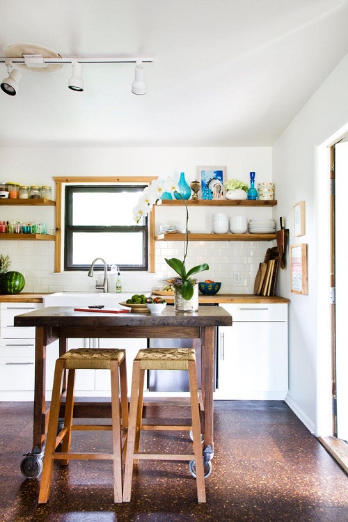 Sắp xếp đồ đạc trong bếp gọn gàng, sạch sẽ cũng giúp nới rộng căn bếp nhỏ hẹp. (Ảnh minh họa)