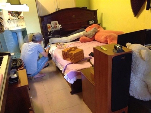 Còn đây là phòng ngủ của nàng Á quân The Face Mai Ngô với diện tích khiêm tốn và nhiều vật dụng như đàn piano, gấu bông, đồ cá nhân,...