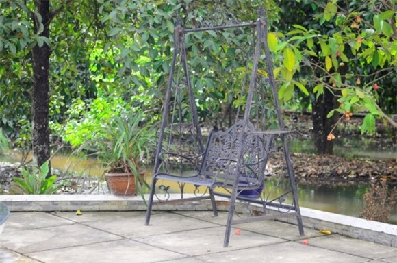 Khuôn viên biệt thự của Việt Trinh khá rộng lớn. Xung quanh được bao bọc bởi cây xanh. Sân nhà có để xích đu ngồi hóng mát.