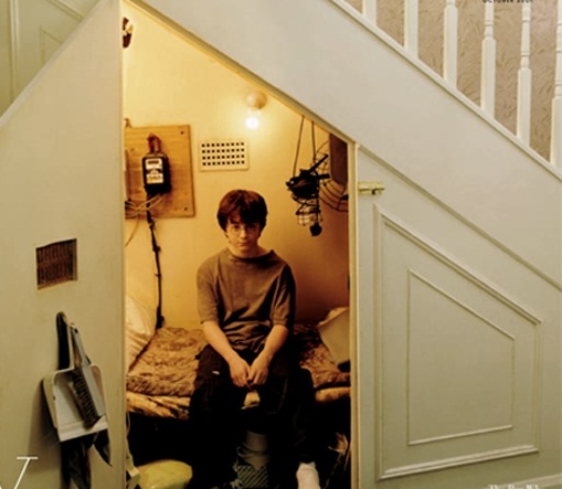 Căn phòng gầm cầu thang ở nhà ông chú dượng nơi Harry Potter từng ngủ nghỉ.