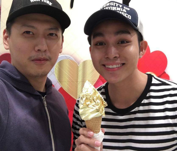 Nam ca sĩ Jun của 365 cũng khoe ảnh check in cùng cây kem đúng kiểu con nhà giàu này.