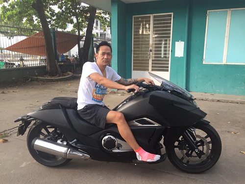 
Đứng l&ecirc;n sau khoảng thời gian n&ocirc;ng nổi bồng bột của tuổi trẻ ấy, Duy Mạnh giờ đ&acirc;y đ&atilde; ho&agrave;n to&agrave;n kh&aacute;c, bản lĩnh, trầm lặng hơn, gắn b&oacute; hết mực với gia đ&igrave;nh nhỏ c&oacute; vợ con lu&ocirc;n ở b&ecirc;n cạnh.
