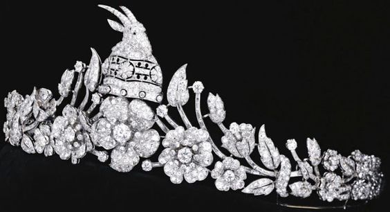 
Chiếc vương miện đ&iacute;nh kim cương tinh xảo m&agrave; chỉ những nh&acirc;n vật ho&agrave;ng gia c&oacute; tầm cỡ mới d&aacute;m mơ đến.
