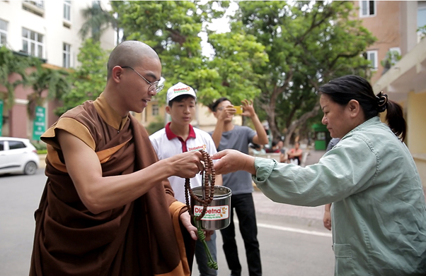 Sư thầy chùa Thắng Nghiêm cùng nhãn hàng Diabetna phát cháo cho bệnh nhân tiểu đường