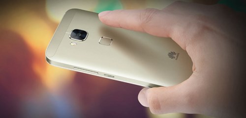 
Huawei GR5 cũng được trang bị cảm biến vân tay một chạm ẩn ở phía mặt lưng máy. Ảnh: Điện máy XANH.
