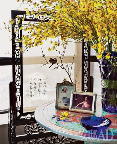Ảnh của cô được trang trí trên mặt bàn họa tiết hoa. Diễn viên cho biết cách bài trí thể hiện sự hoài niệm của cô về Thượng Hải xưa.
