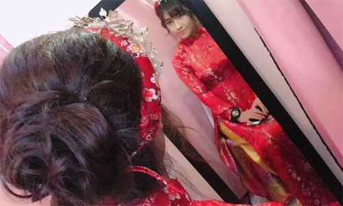 
Hình ảnh xinh xắn, đáng yêu của Fendi Nguyễn khi mặc áo dài truyền thống tại lễ hỏi sáng nay.
