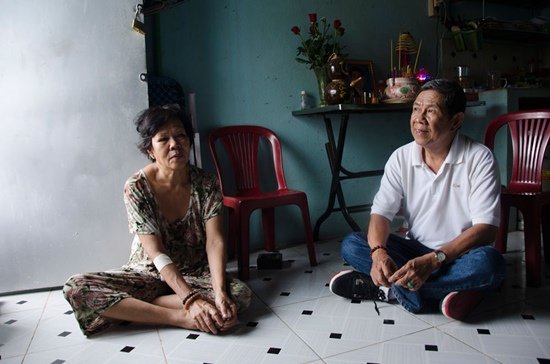 Chú Phước và cô Vân trong khu trọ nghèo.