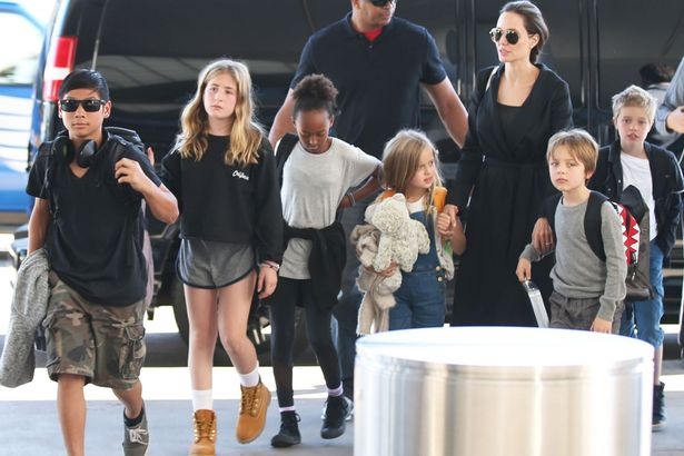 
Những đứa trẻ nh&agrave; Jolie-Pitt đều đang ở tuổi trưởng th&agrave;nh cần c&oacute; sự y&ecirc;u thương của cả cha v&agrave; mẹ.
