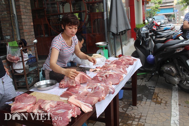 Vợ chồng anh Trần Văn Dũng và Nguyễn Thị Tuyết ở xã Hoa Sơn, huyện Ứng Hòa đã mổ 3 con lợn nguyên con đến giới thiệu và bán trực tiếp cho người tiêu dùng. Ảnh: Thu Hà.