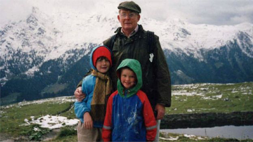 
Ông Green chụp cùng Nicholas và Eleanor trên núi Alps.

