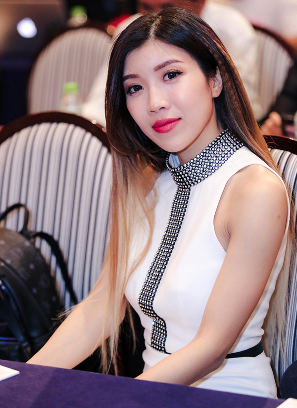 
Ca sĩ Trang Pháp ủng hộ đàn chị làm live concert kỷ niệm 25 năm ca hát.
