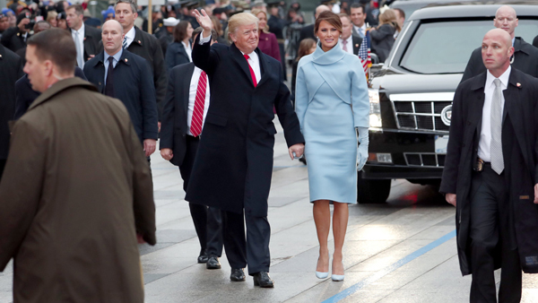 
Sau lễ tuyên thệ nhậm chức tổng thống, gia đình ông Trump xuống đường diễu hành ra mắt người dân hồi tháng 1. Ảnh: Doug Mills/The New York Times.
