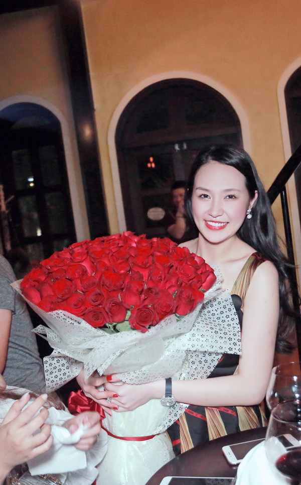
Thu Hương m&atilde;n nguyện với m&oacute;n qu&agrave; l&atilde;ng mạn c&ugrave;ng lời ch&uacute;c bay bổng của chồng. C&ocirc; khiến kh&ocirc;ng &iacute;t kh&aacute;n giả ngưỡng mộ v&igrave; lấy lại v&oacute;c d&aacute;ng thon thả chỉ sau hơn 2 th&aacute;ng sinh con.
