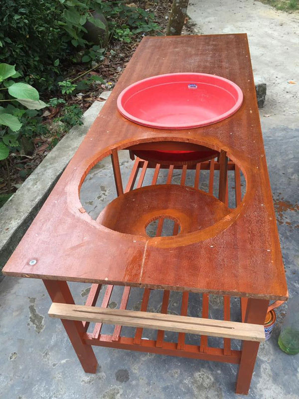 Chiếc bàn được đóng từ những mảnh gỗ thừa, sơn sửa cẩn thận.