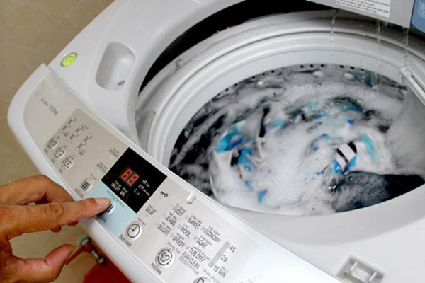 Mở nắp khi lồng giặt đang quay không chỉ làm giảm tuổi thọ của máy mà còn gây nguy cho người dùng.